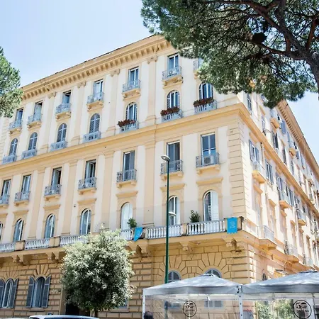 فندق مبيت وإفطار Regina Elena نابولي